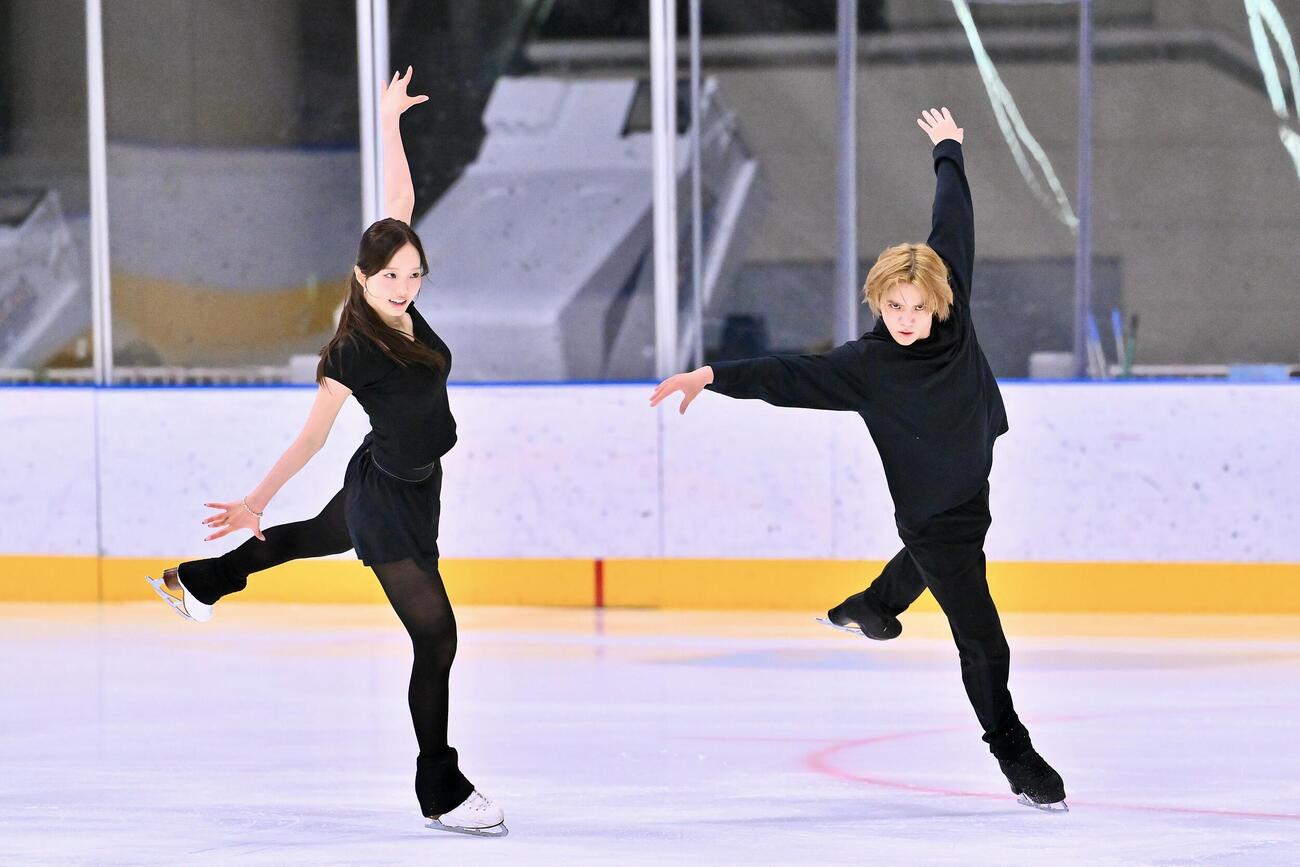 練習を公開した本田真凜（左）、宇野昌磨組（撮影・滝沢徹郎）