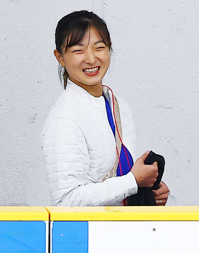 リンクサイドで笑顔をみせる神戸クラブの坂本花織コーチ（撮影・野上伸悟）