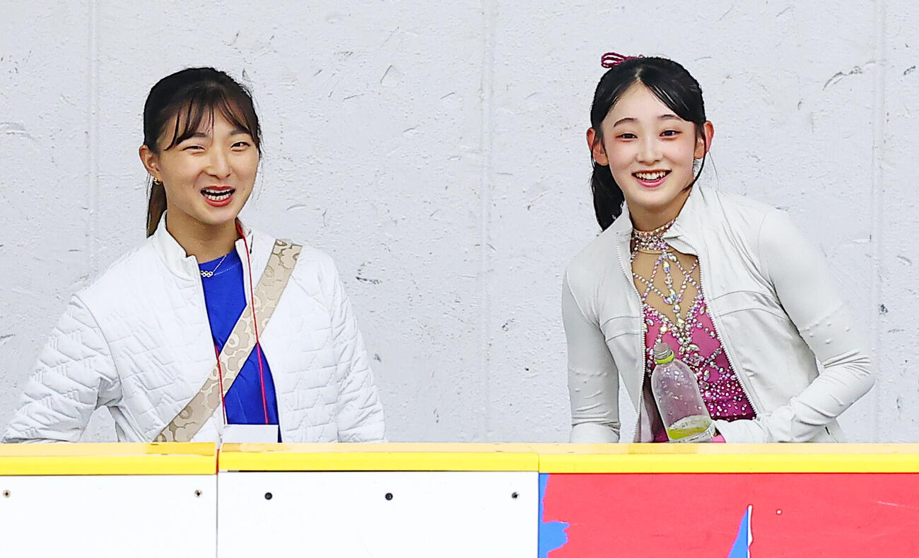 リンクサイドで亀井美杜（右）と談笑する神戸クラブの坂本花織コーチ（撮影・野上伸悟）