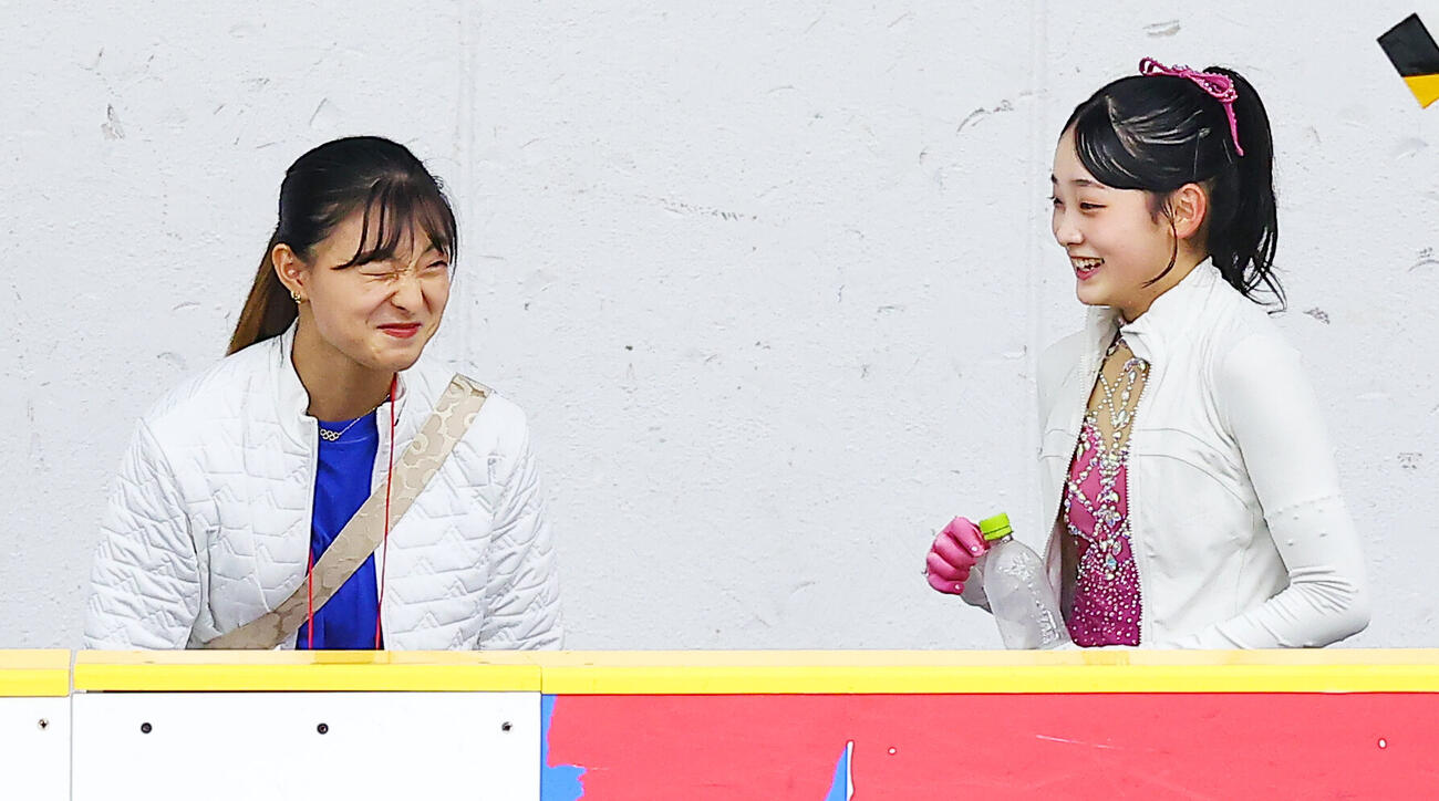 リンクサイドで亀井美杜（右）と談笑する神戸クラブの坂本花織コーチ（撮影・野上伸悟）