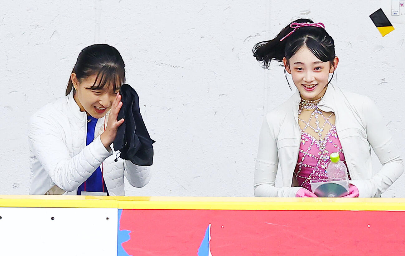 リンクサイド亀井美杜（右）と談笑する神戸クラブの坂本花織コーチ（撮影・野上伸悟）