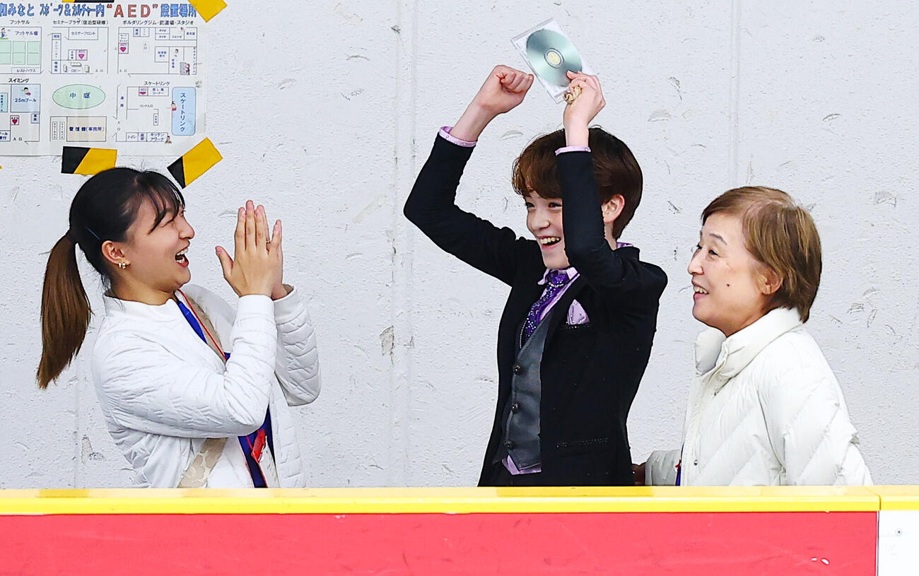 ジュニア男子SPで高得点を出し喜ぶデイリースカイラー海聖（中央）と、祝福する神戸クラブの坂本花織コーチ（左）と中野園子コーチ（撮影・野上伸悟）