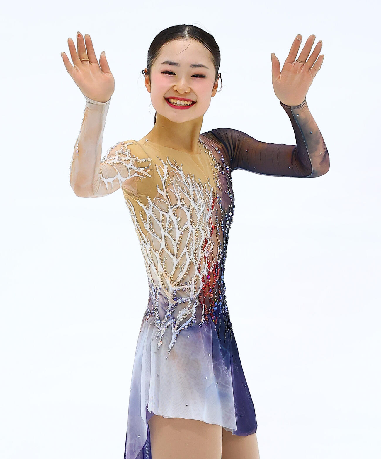 シニア初戦のSPでの演技を終え、ファンの声援に応える島田麻央（撮影・野上伸悟）