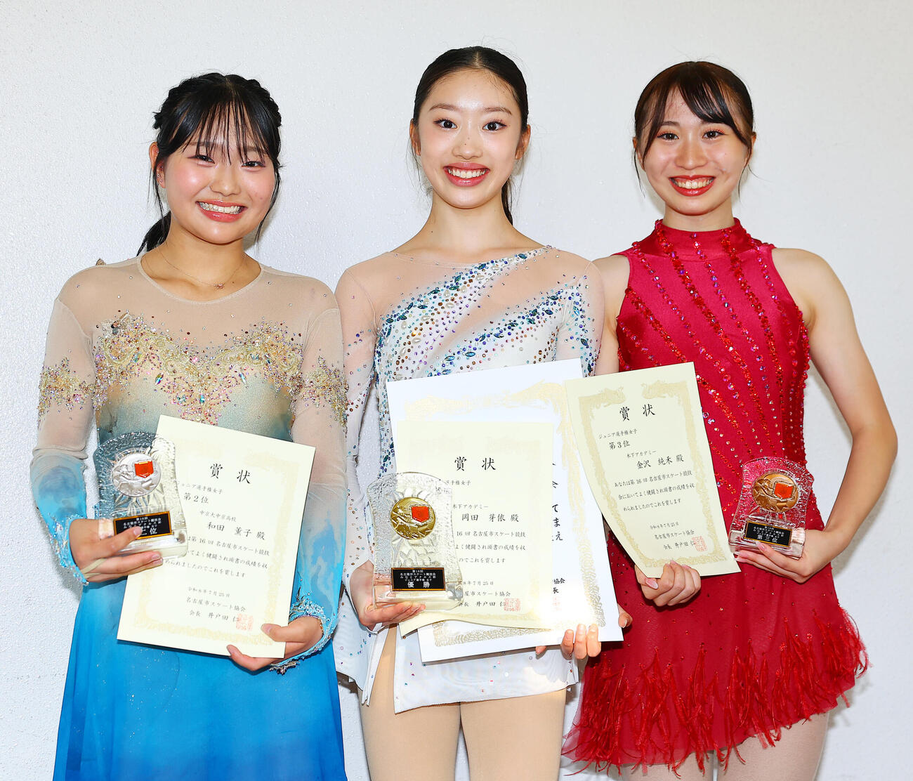 表彰式で笑顔の、ジュニア女子優勝の岡田芽依（中央）、2位の和田薫子（左）、3位の金沢純禾（撮影・野上伸悟）