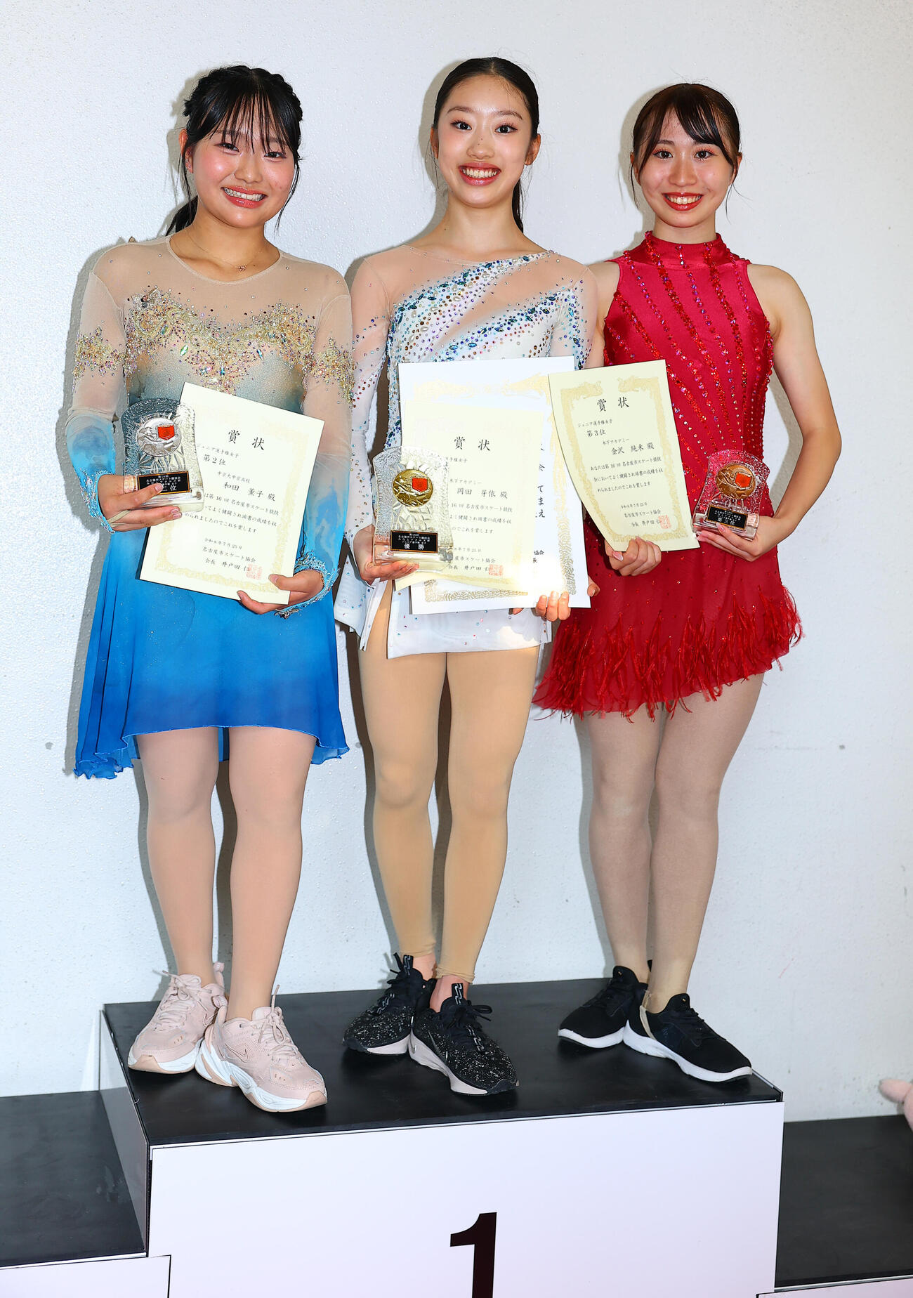 表彰式で笑顔の、ジュニア女子優勝の岡田芽依（中央）、2位の和田薫子（左）、3位の金沢純禾（撮影・野上伸悟）