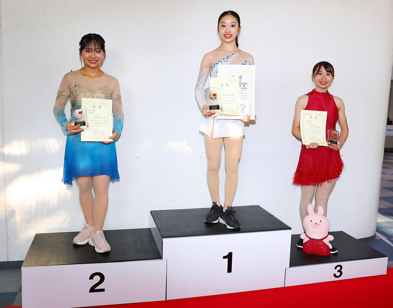 表彰式で笑顔の、ジュニア女子優勝の岡田芽依（中央）、2位の和田薫子（左）、3位の金沢純禾（撮影・野上伸悟）