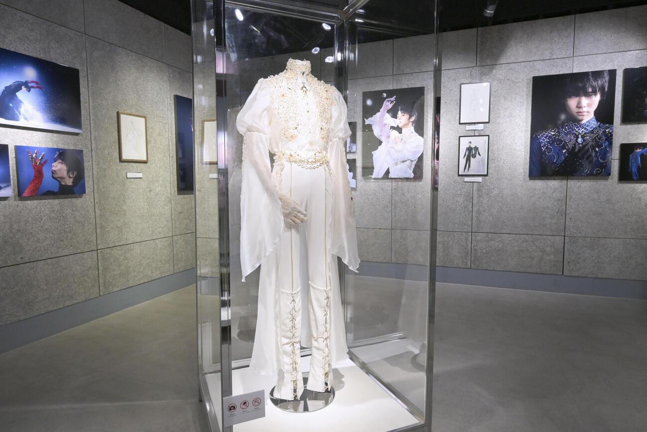 「Couture on Ice　羽生結弦×伊藤聡美　写真集」の展覧会＝東京都港区（（C）スケーター／羽生結弦、衣装／伊藤聡美、撮影／矢口亨）