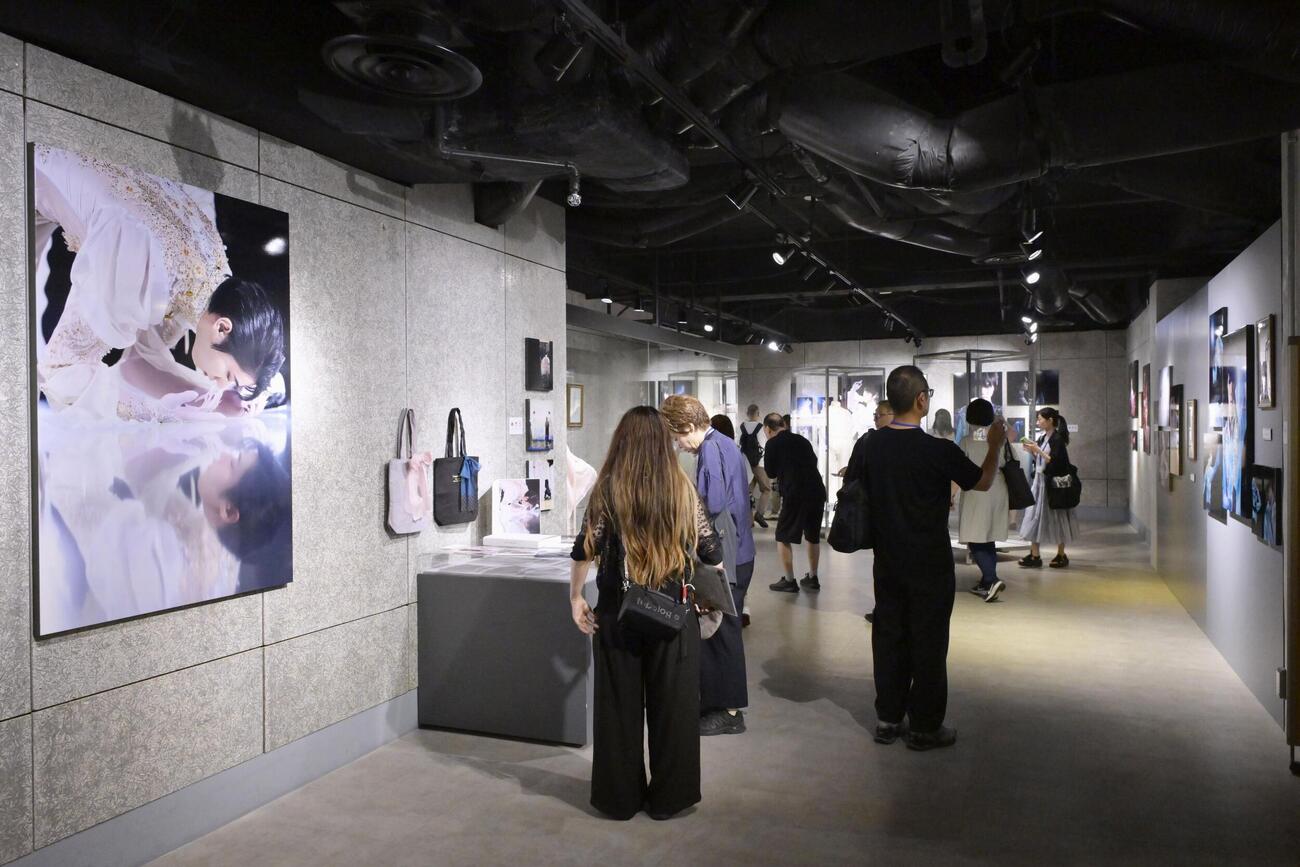 「Couture on Ice　羽生結弦×伊藤聡美　写真集」の展覧会＝東京都港区（（C）スケーター／羽生結弦、衣装／伊藤聡美、撮影／矢口亨）