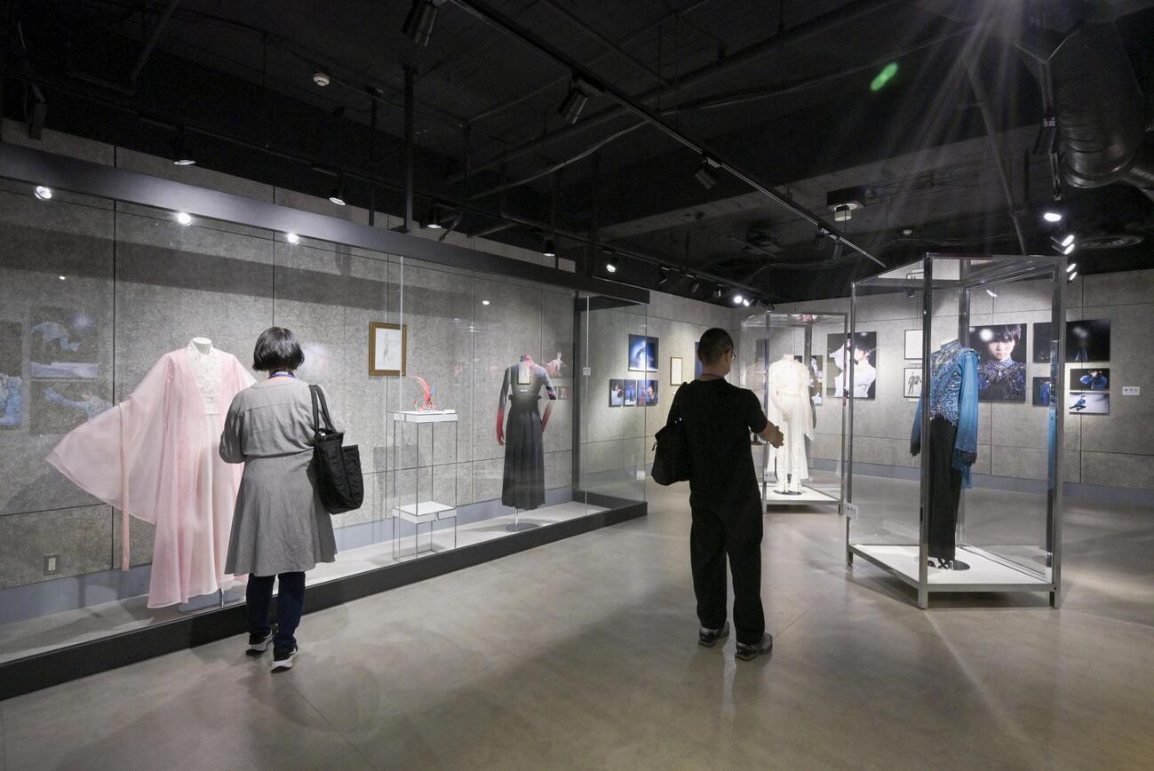 「Couture on Ice　羽生結弦×伊藤聡美　写真集」の展覧会＝東京都港区（（C）スケーター／羽生結弦、衣装／伊藤聡美、撮影／矢口亨）