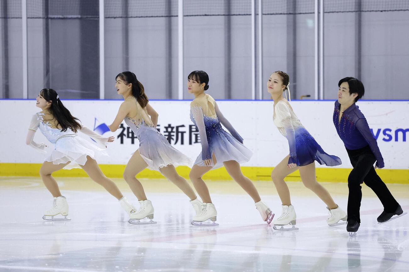 アイスショーで演技する坂本花織さん（左から2人目）ら（共同）