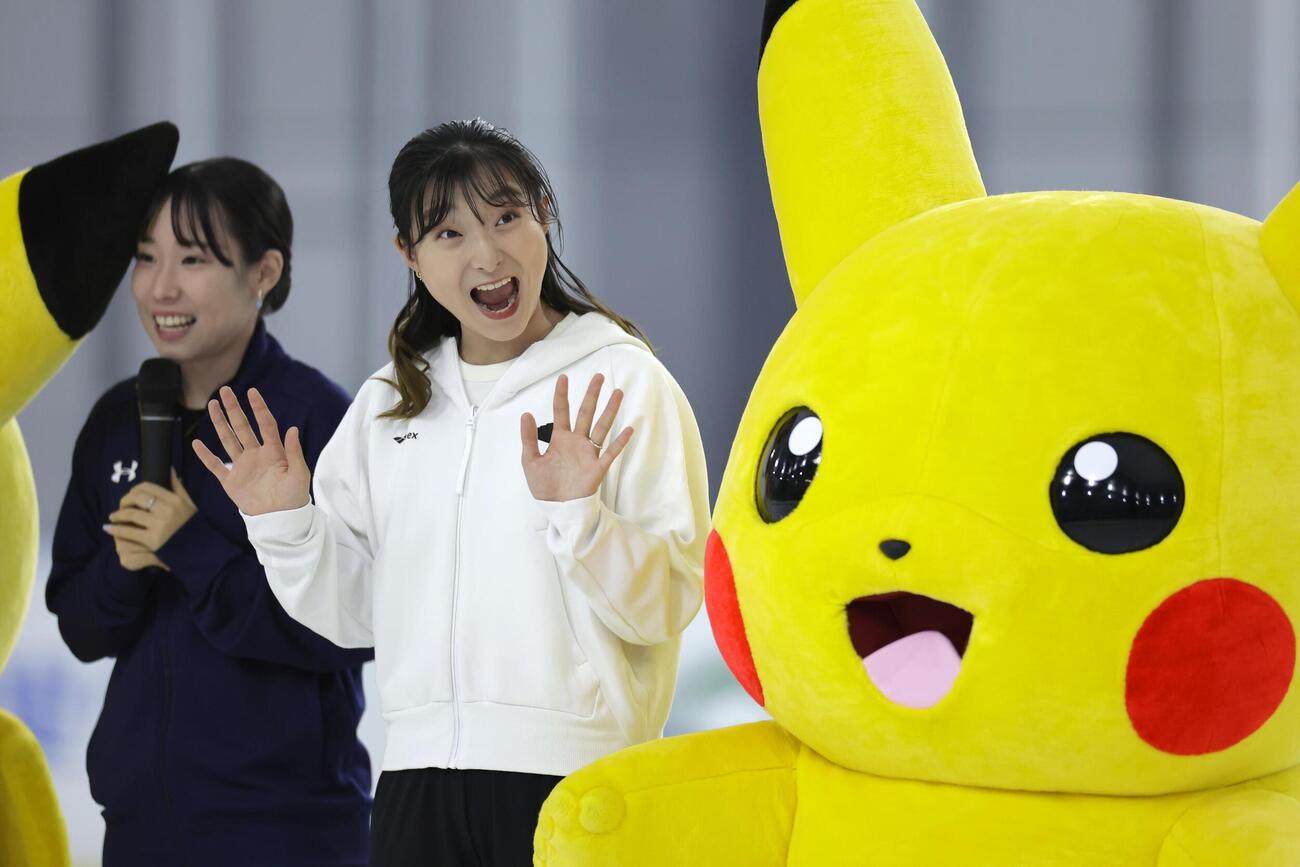 シスメックス神戸アイスキャンパスの開場1周年記念イベントに登場した坂本花織さん（右）と三原舞依さん（共同）