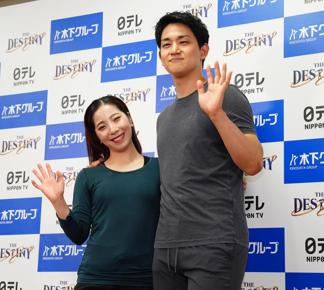 「THE DESTINY」ゲネプロ後の囲み取材で、写真に納まる三浦璃来さん（左）、木原龍一さん組（撮影・鈴木みどり）