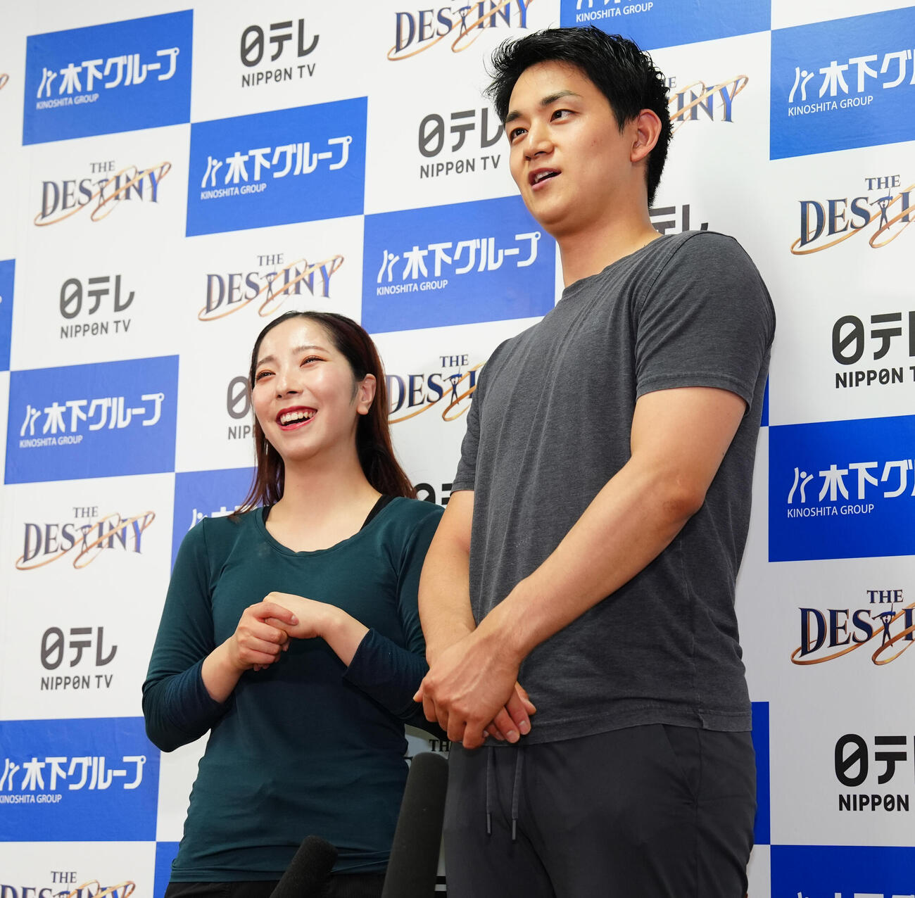 「THE DESTINY」ゲネプロ後の囲み取材で笑顔の三浦璃来さん（左）、木原龍一さん組（撮影・鈴木みどり）