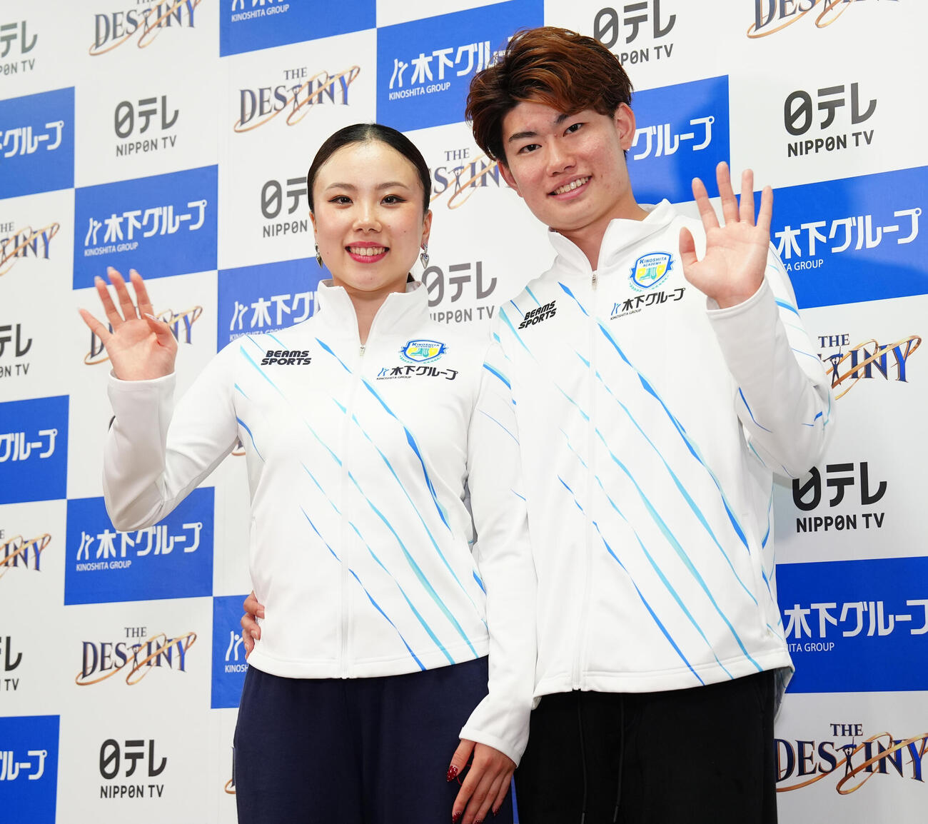 「THE DESTINY」ゲネプロ後の囲み取材で、写真に納まる吉田唄菜（左）、森田真沙也組（撮影・鈴木みどり）