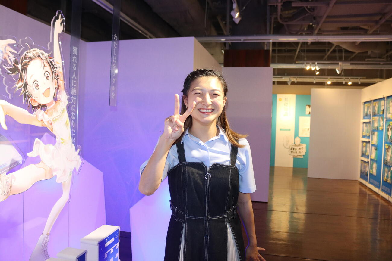 漫画「メダリスト」の主人公と同じ髪形で展示会に出席した坂本花織さん（C）つるまいかだ／講談社