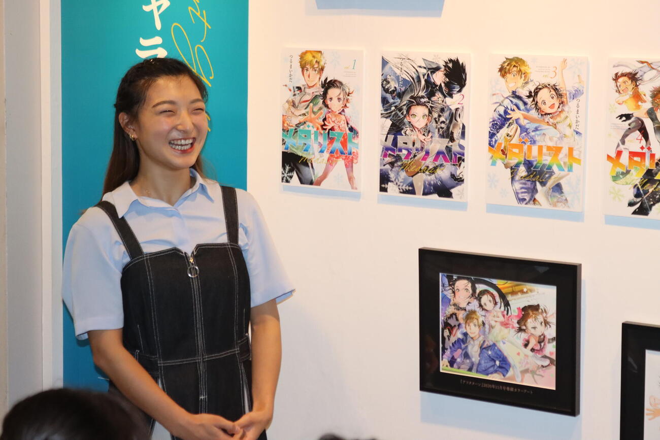 漫画「メダリスト」の展示会に出席した坂本花織さん（C）つるまいかだ／講談社