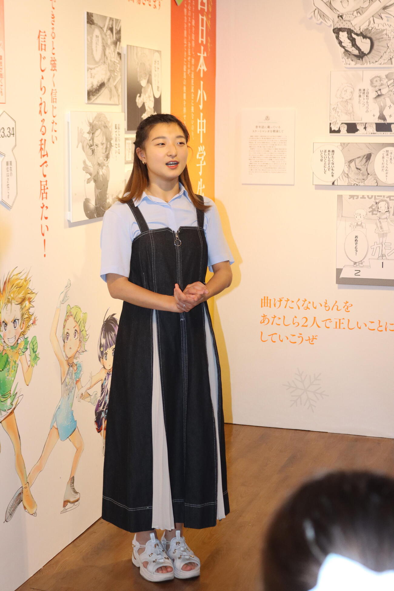 漫画「メダリスト」の展示会に出席した坂本花織さん（C）つるまいかだ／講談社