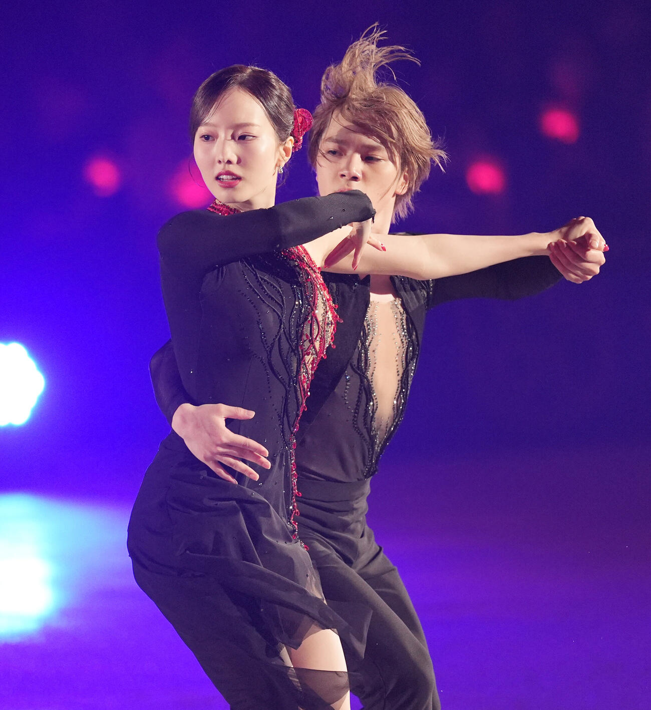 リズムダンスで使用する楽曲「ポエタ」を初披露した宇野昌磨（右）と本田真凜（撮影・森本幸一）