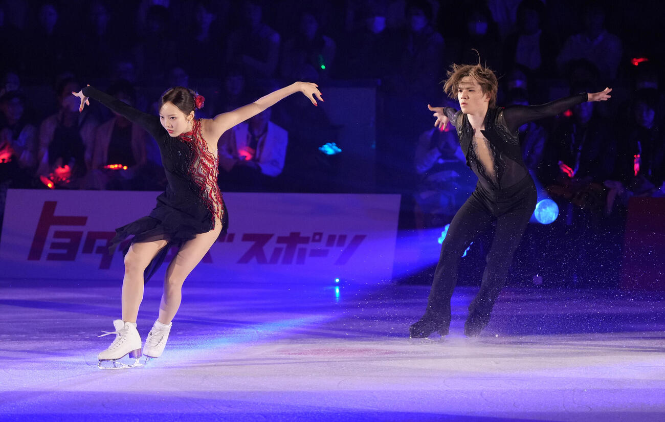 リズムダンスで使用する楽曲「ポエタ」を初披露した宇野昌磨（右）と本田真凜（撮影・森本幸一）