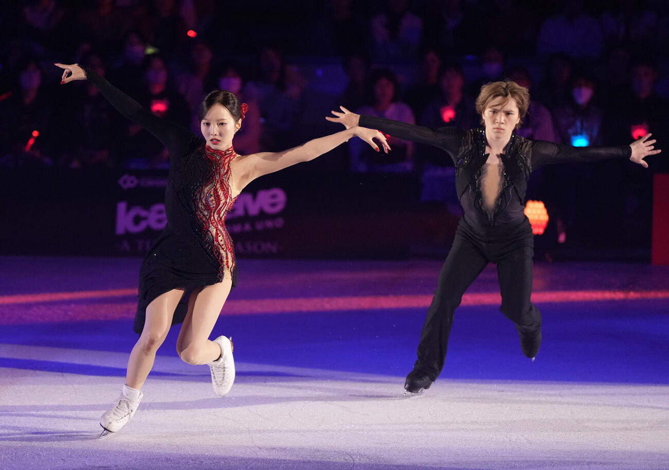 リズムダンスで使用する楽曲「ポエタ」を初披露した宇野昌磨（右）と本田真凜（撮影・森本幸一）