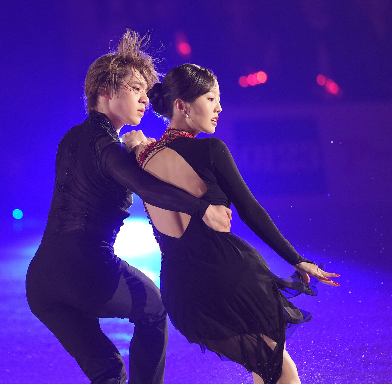 華麗な演技を披露する宇野昌磨（左）と本田真凜（撮影・森本幸一）