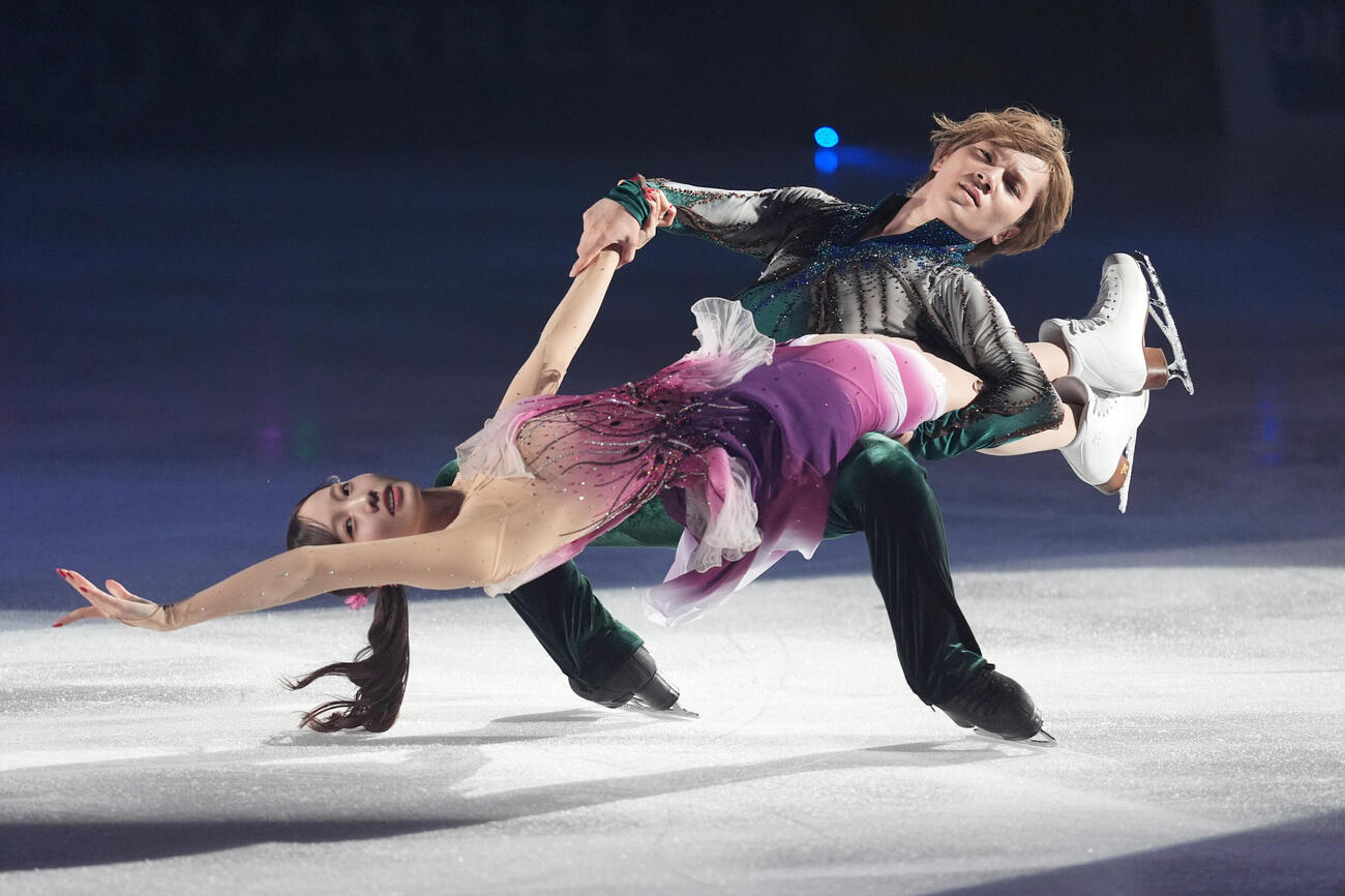 華麗な演技を披露する本田真凜（左）と宇野昌磨（撮影・森本幸一）