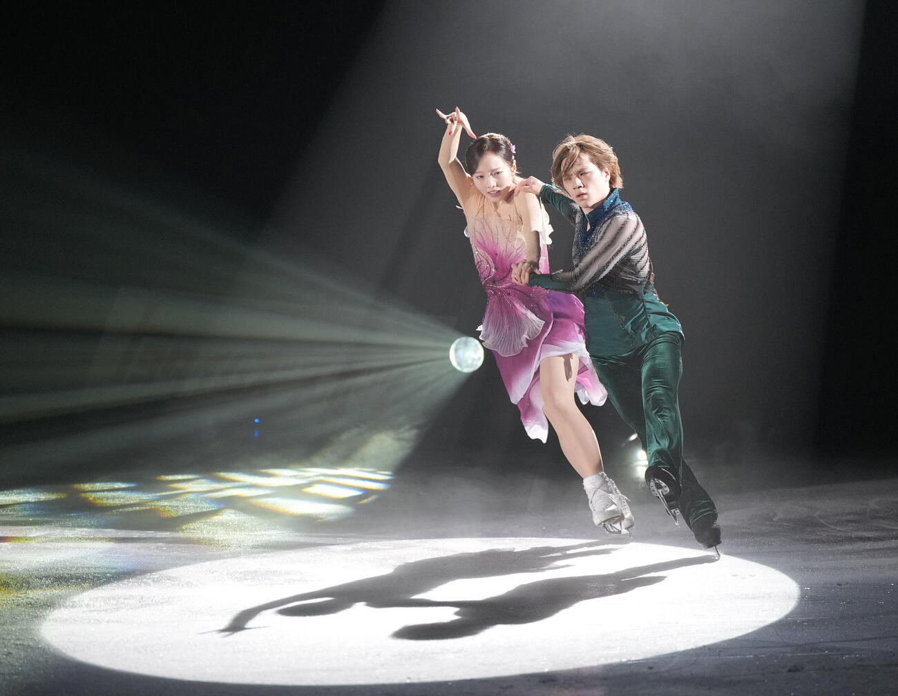 華麗な演技を披露する宇野昌磨（右）と本田真凜（撮影・森本幸一）