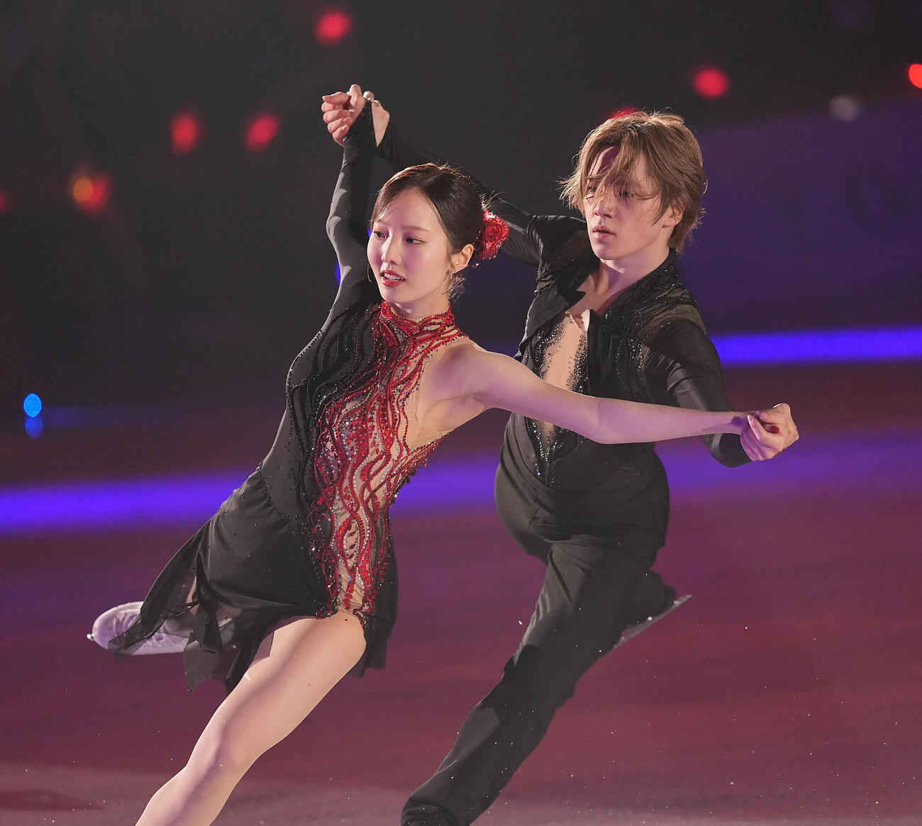 華麗な演技を披露する宇野昌磨（右）と本田真凜（撮影・森本幸一）