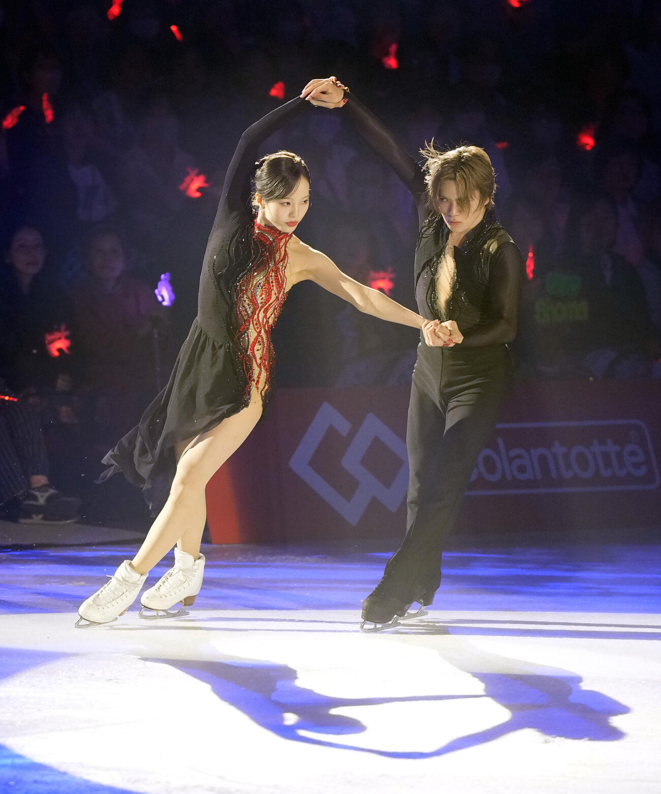 華麗な演技を披露する宇野昌磨（右）と本田真凜（撮影・森本幸一）