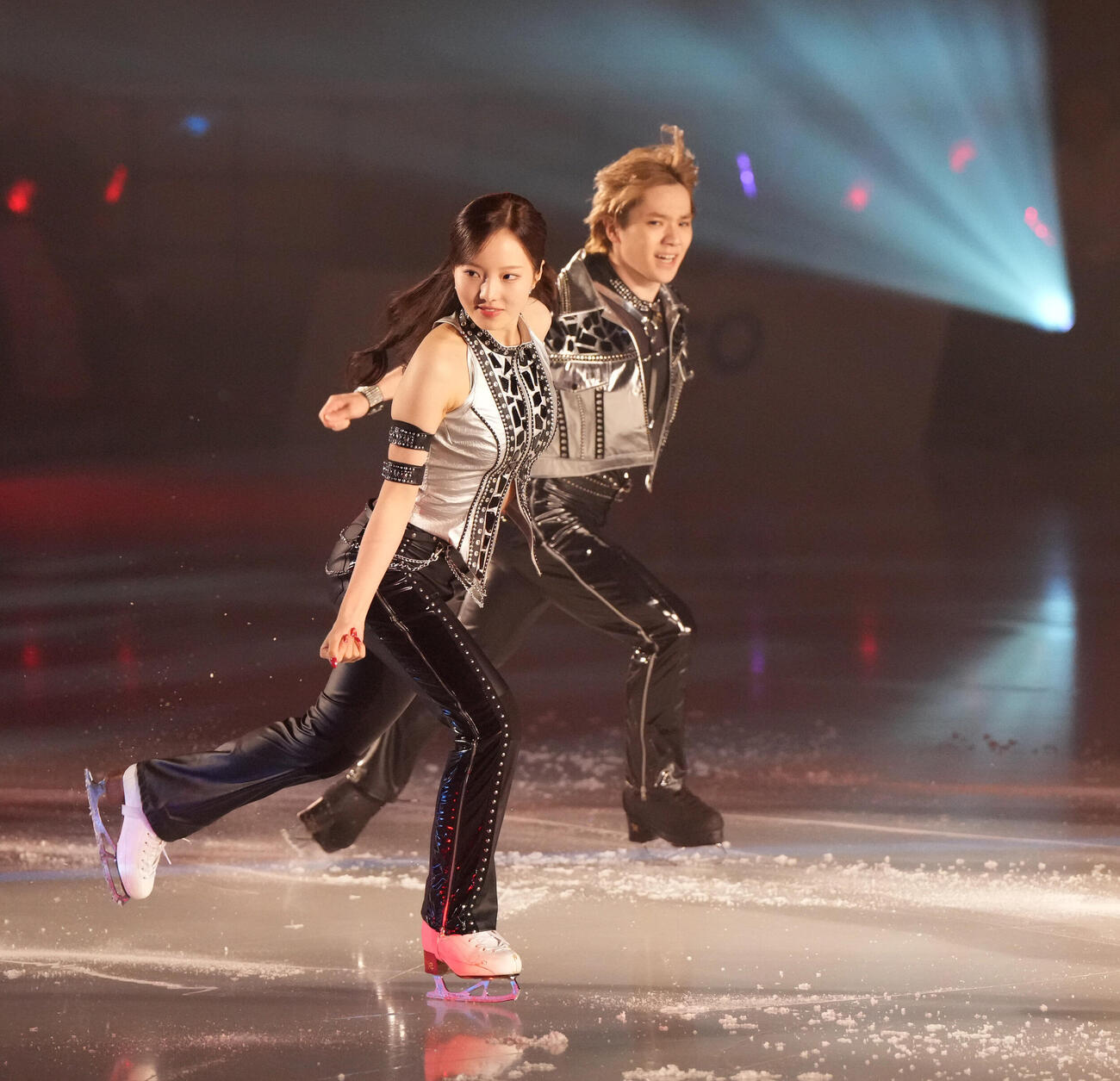 華麗な演技を披露する本田真凜（左）右は宇野昌磨（撮影・森本幸一）