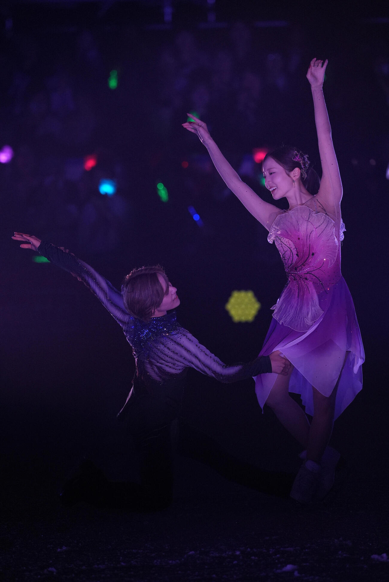 華麗な演技を披露する宇野昌磨（左）と本田真凜（撮影・森本幸一）