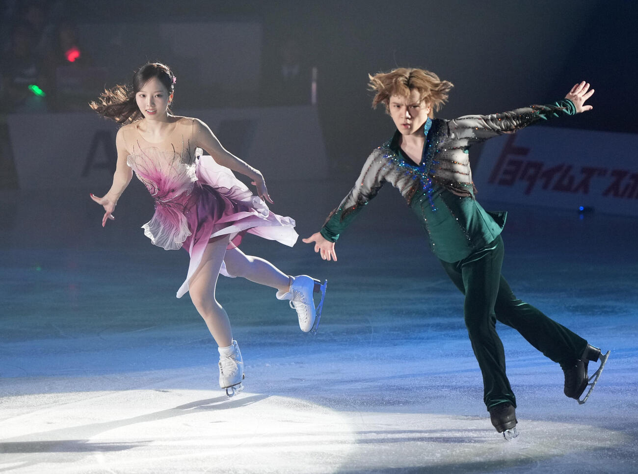 華麗な演技を披露する宇野昌磨（右）と本田真凜（撮影・森本幸一）