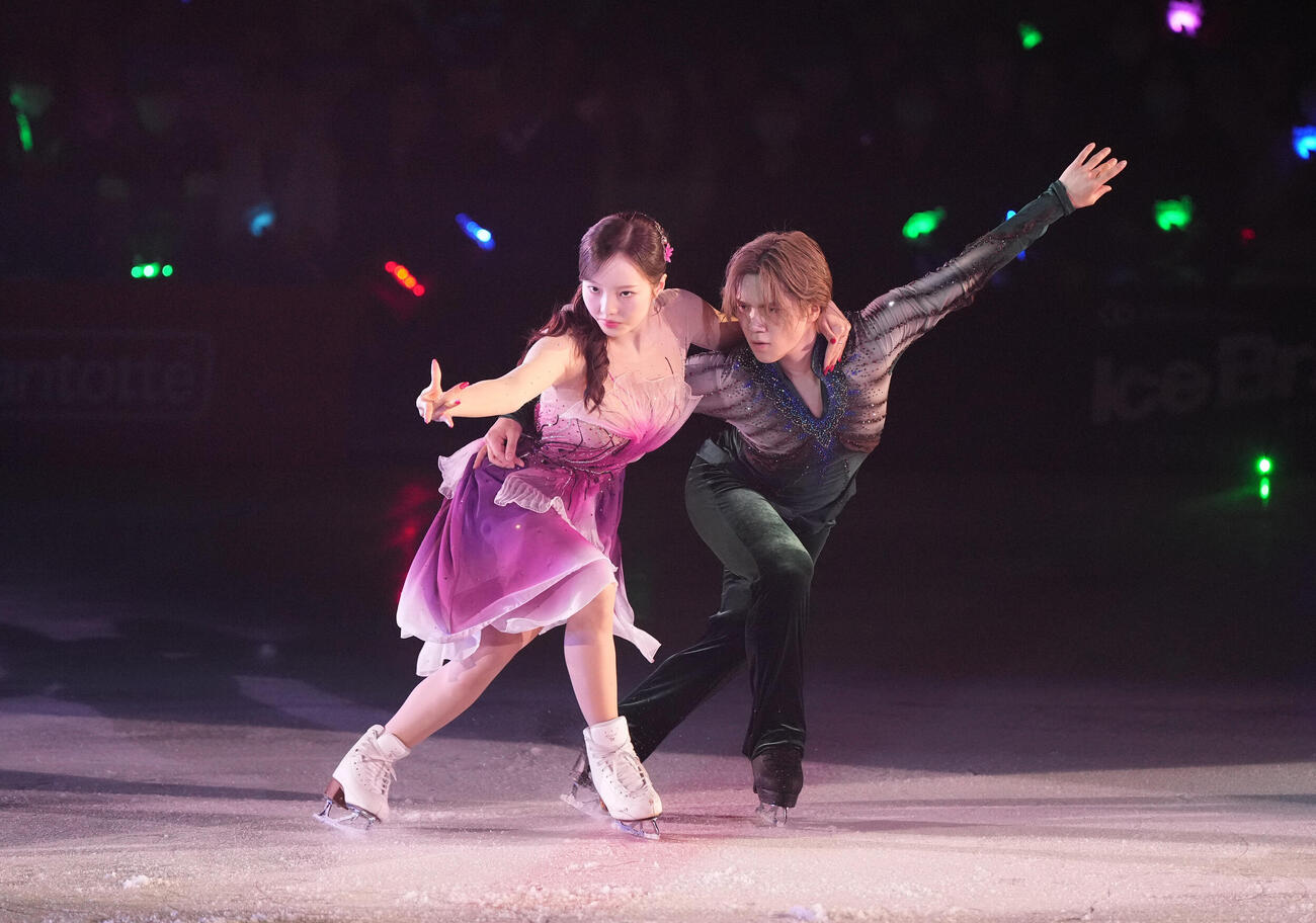 華麗な演技を披露する宇野昌磨（右）と本田真凜（撮影・森本幸一）