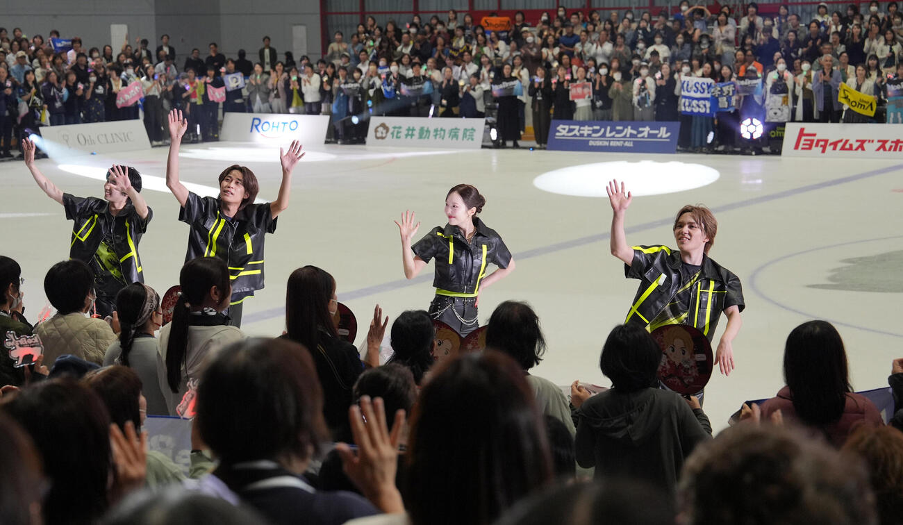 宇野昌磨（右）はフィナーレで観客にあいさつをする（撮影・森本幸一）