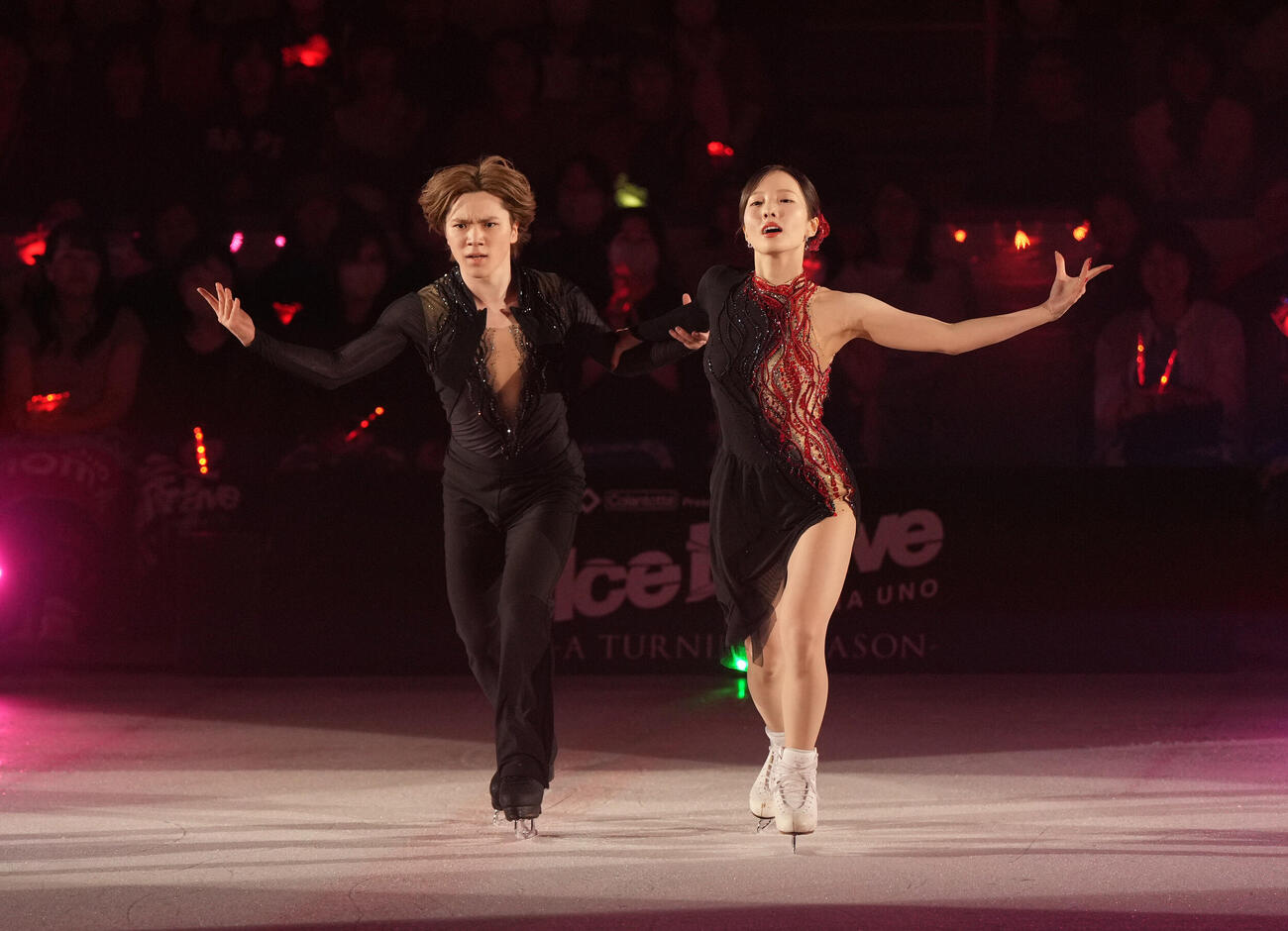 リズムダンスで使用する楽曲「ポエタ」を初披露した宇野昌磨（左）と本田真凜（撮影・森本幸一）