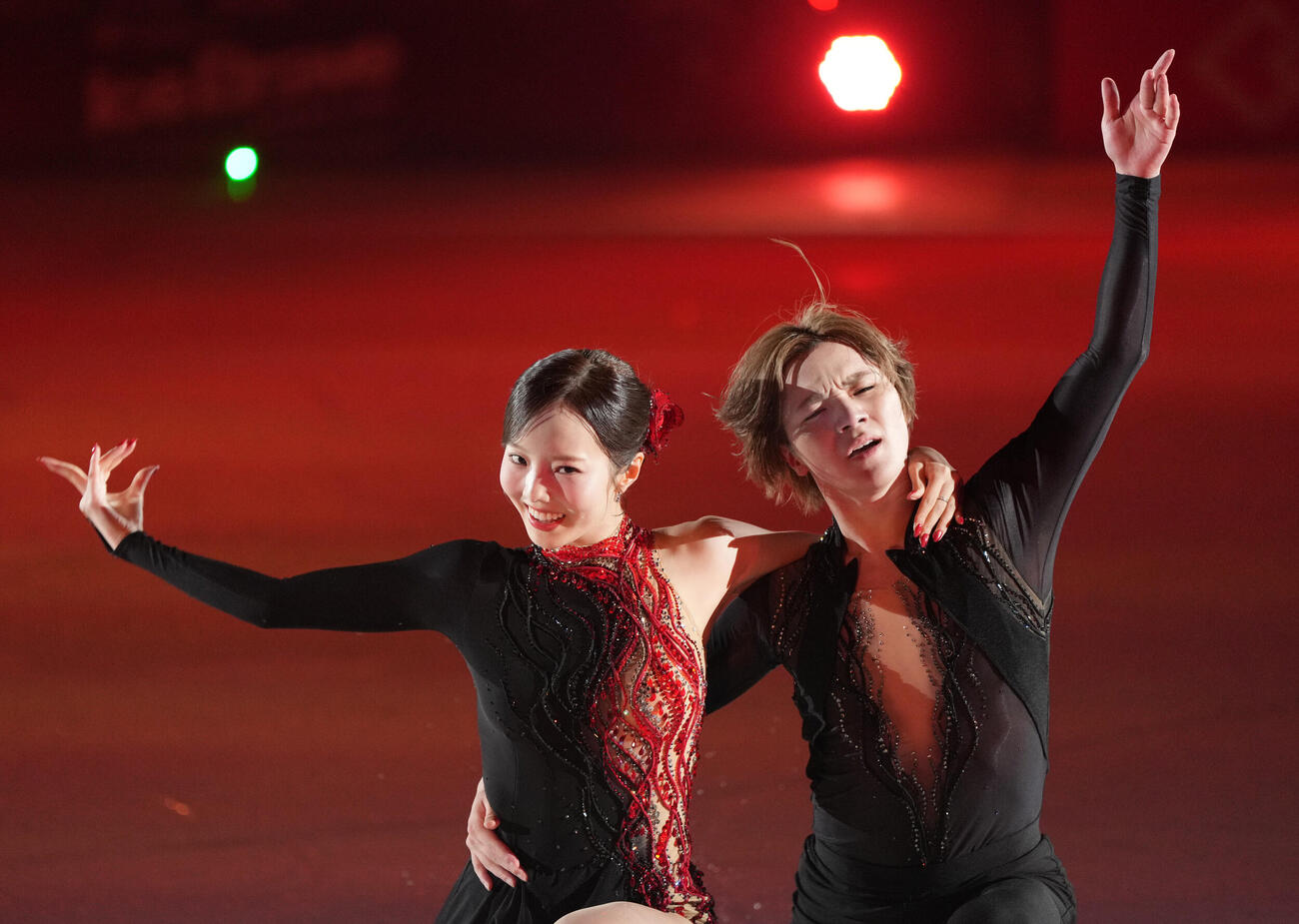 リズムダンスで使用する楽曲「ポエタ」を初披露した宇野昌磨（右）と本田真凜（撮影・森本幸一）