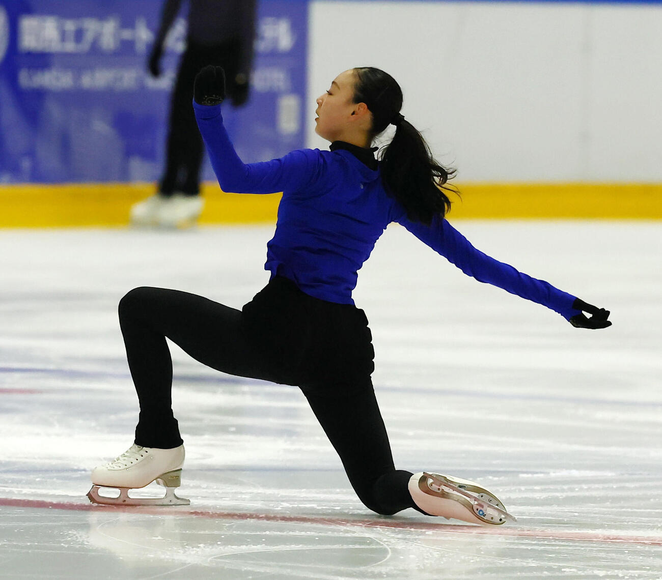 合宿で演技を披露する岡万佑子（撮影・加藤哉）