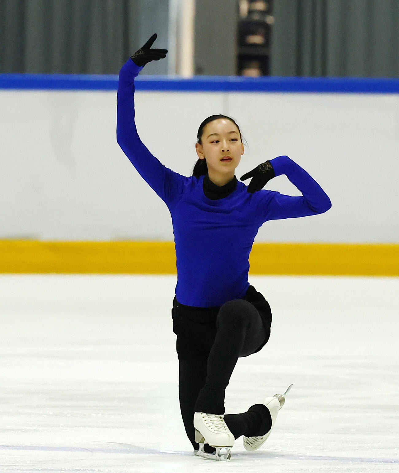 合宿で演技を披露する岡万佑子（撮影・加藤哉）