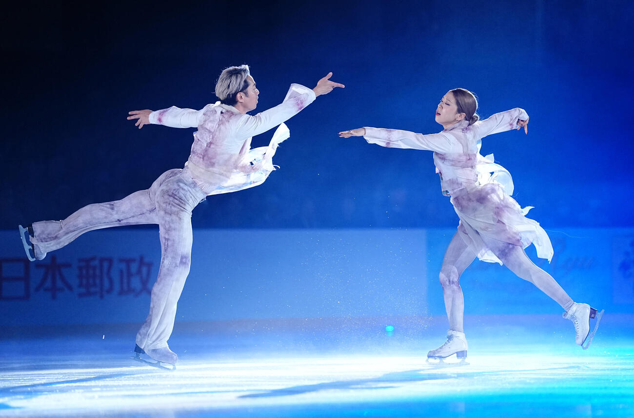 演技を披露する高橋大輔さん、村元哉中さん組（C）THE DESTINY