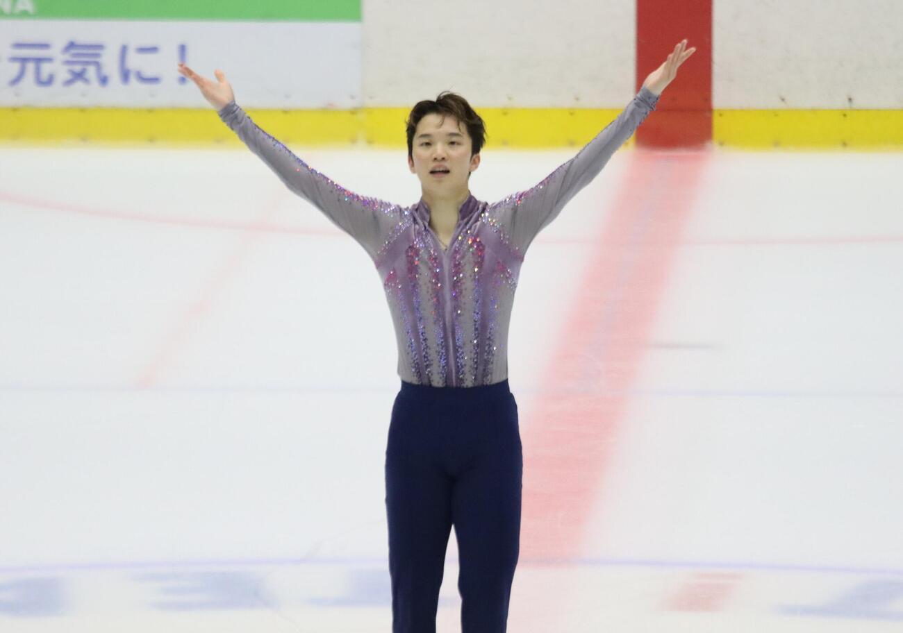 フィギュアスケート　サマーカップ男子ショートプログラム（SP）で演技を終え、あいさつする友野一希