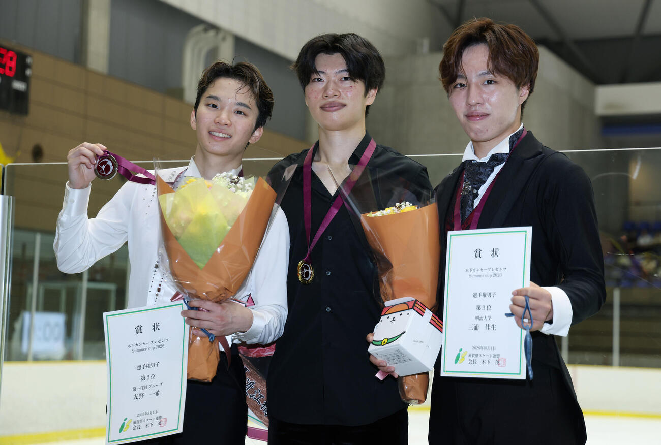 男子シングルで優勝した吉岡希。左は2位友野一希、右は3位三浦佳生（撮影・前田充）
