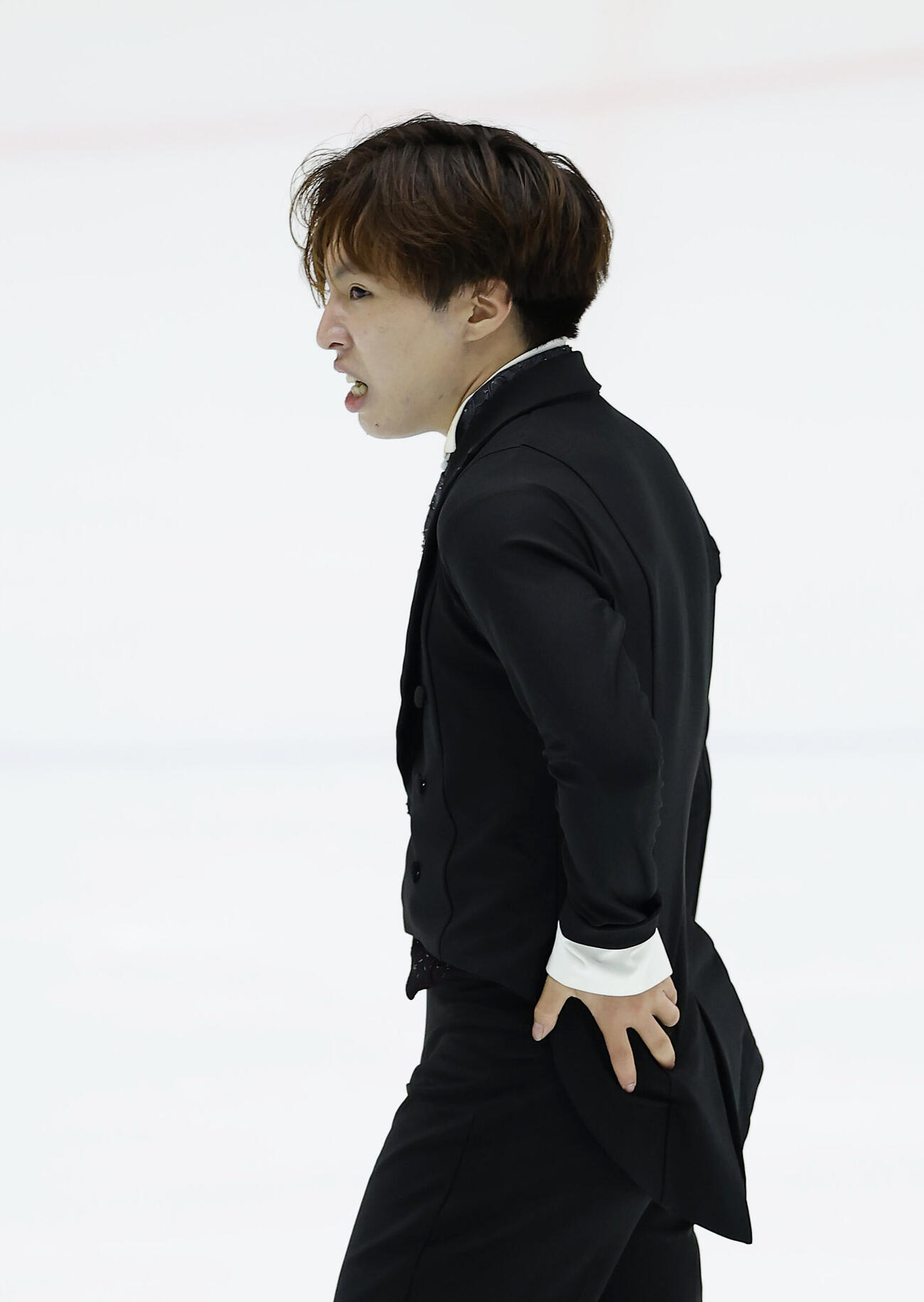 男子フリーの演技を終え、腰を気にする三浦佳生（撮影・前田充）