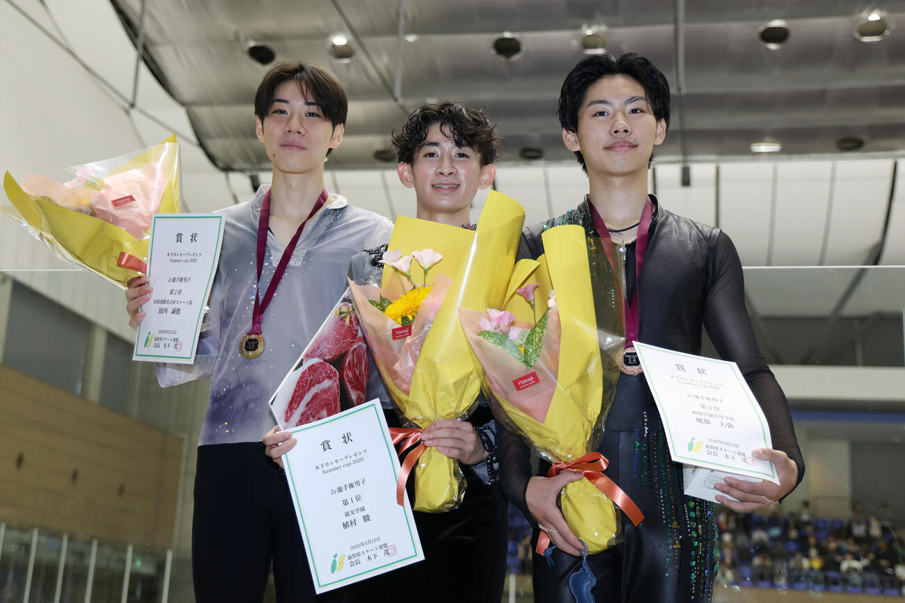 ジュニア男子で優勝した植村駿（中央）。左は2位田内誠悟、右は3位蛯原大弥（撮影・前田充）