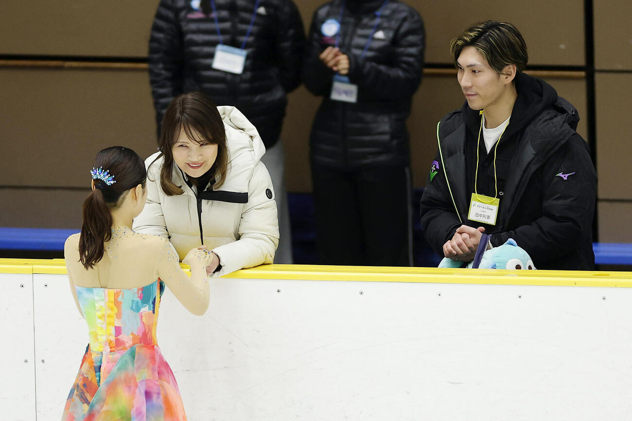 女子フリーに臨む島田麻央（手前）を送り出す浜田美栄コーチ（左）と田中刑事さん（撮影・前田充）