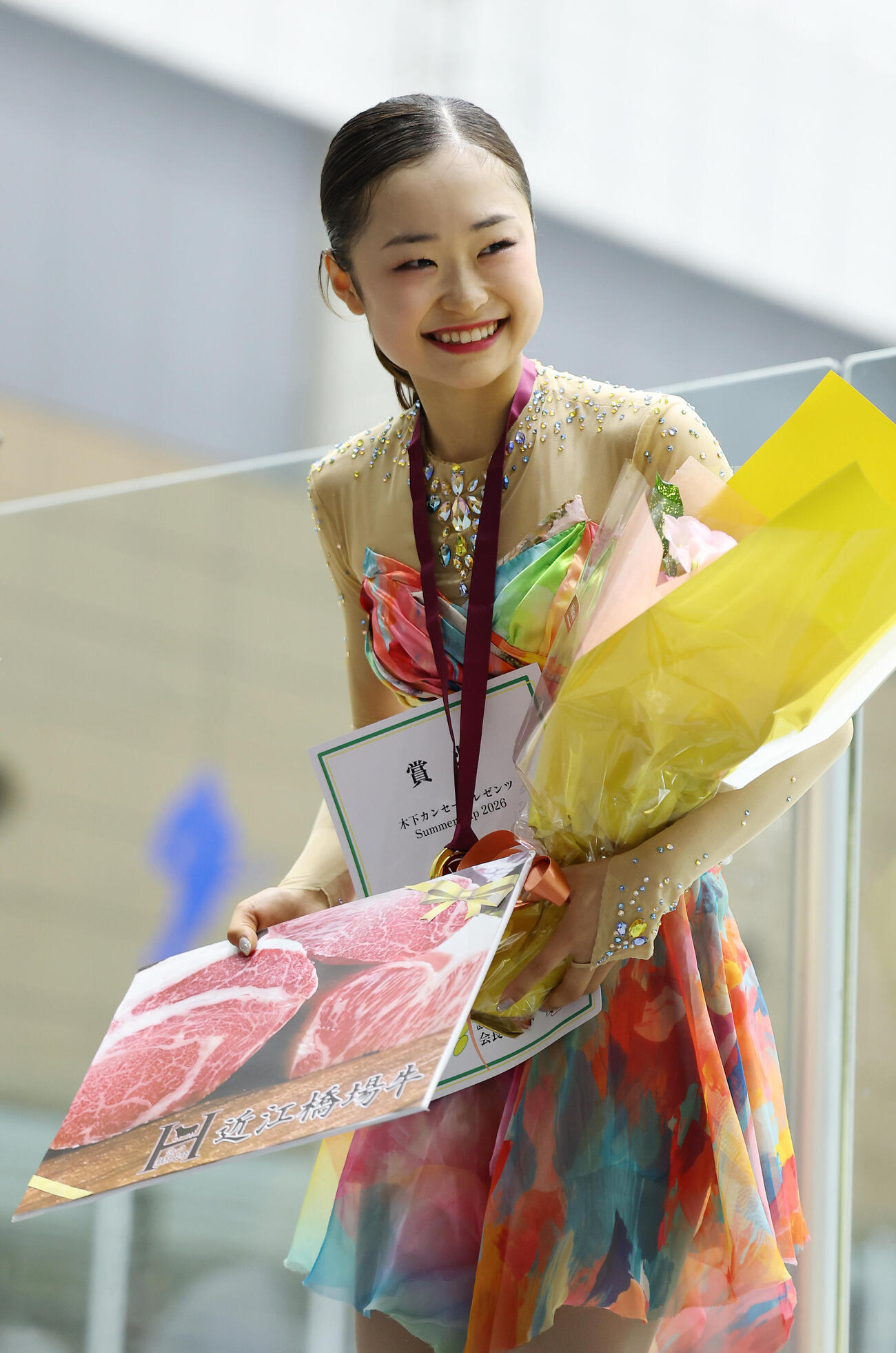 優勝し副賞の近江牛を手に笑顔を見せる島田麻央（撮影・前田充）