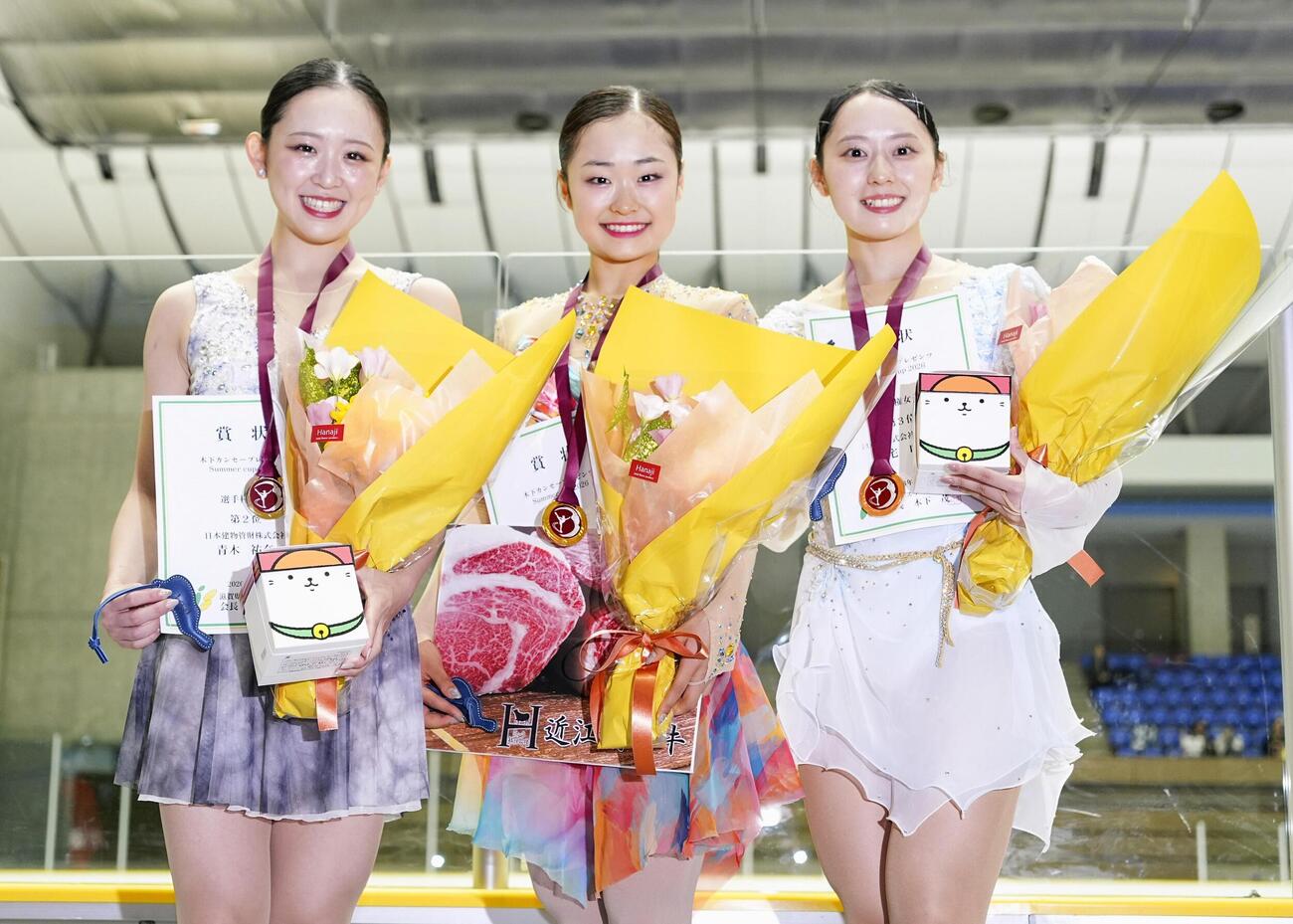 女子で優勝した島田麻央（中央）、2位の青木祐奈（左）、3位の三宅咲綺＝木下カンセーアイスアリーナ