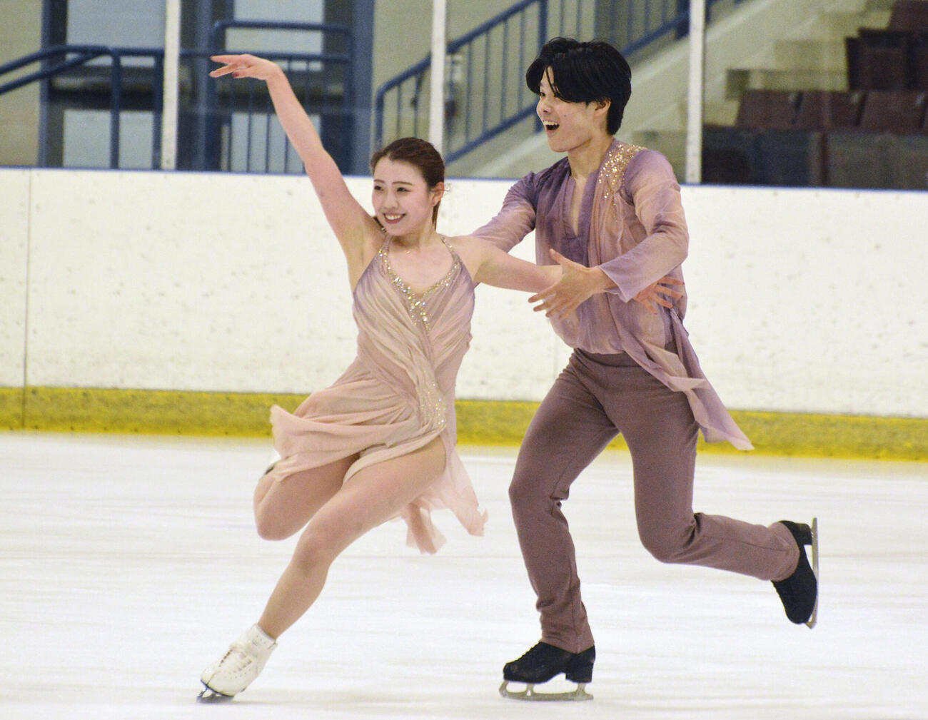 アイスダンス・RD　演技する紀平梨花（左）、西山真瑚組＝ウォータールー（共同）
