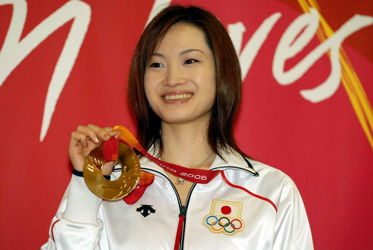 金メダルを手に笑顔を見せる荒川静香さん（2006年撮影）