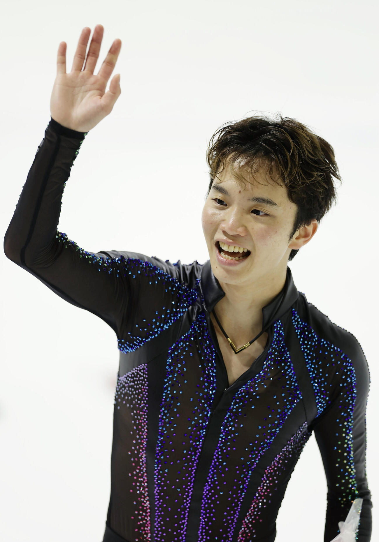 エキシビションでの演技を終え、ファンに手を振る友野一希（撮影・前田充）