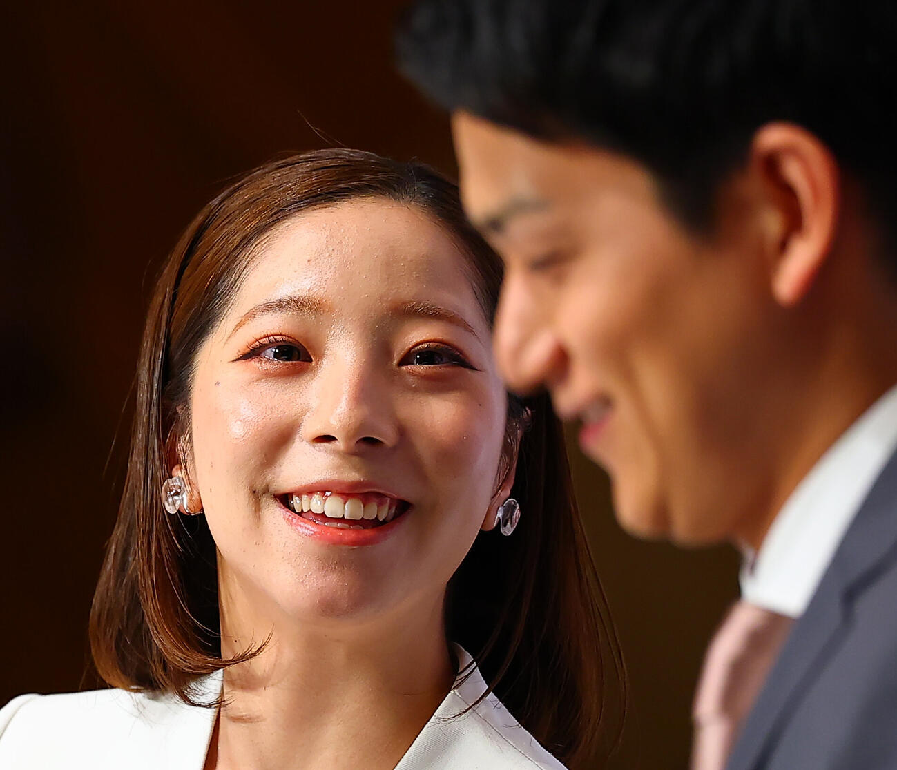引退会見で木原龍一（右）を笑顔で見つめる三浦璃来（撮影・野上伸悟）